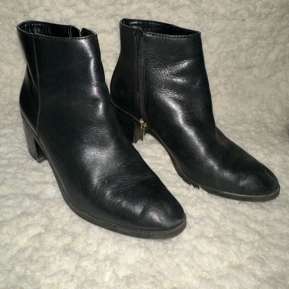 Vince Camuto Black Leather Bootie VP Gaviron 7 1/2 M /38